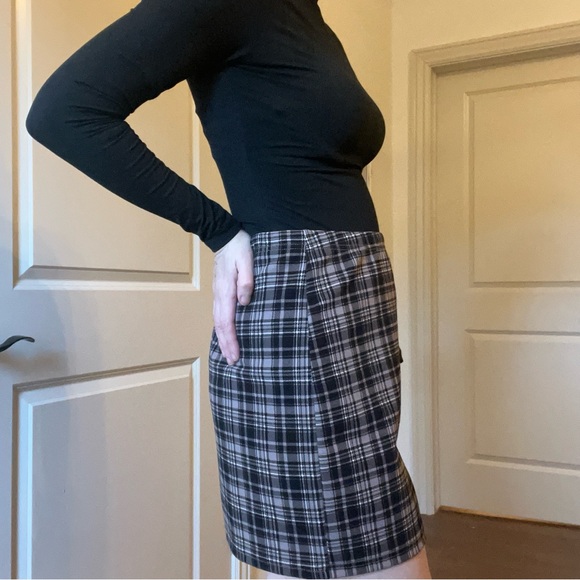 SHEIN Black and Brown Plaid Mini Skirt - Picture 2 of 6